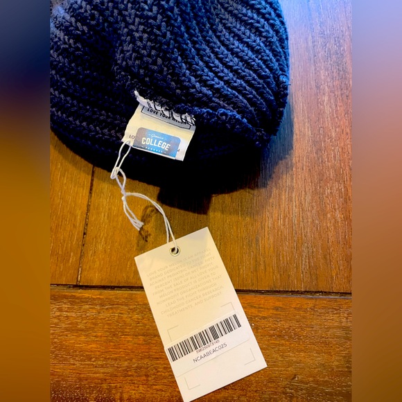 NWT Love Your Melon Notre Dame Woman's Winter Beanie Hat - Picture 3 of 3